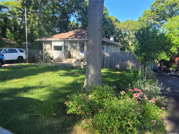 19 Ormond Pl, Shirley, NY 11967