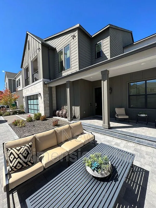 3 bed, 4.5 bath, 3924 sqft, $8,500 — Photo 2