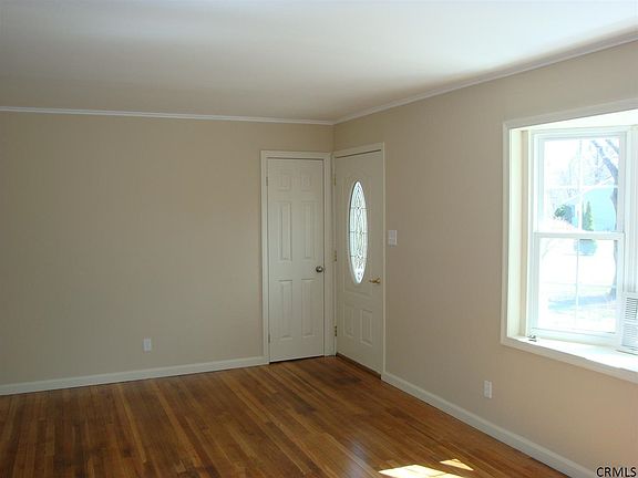 4th image of 19 Cortland Dr