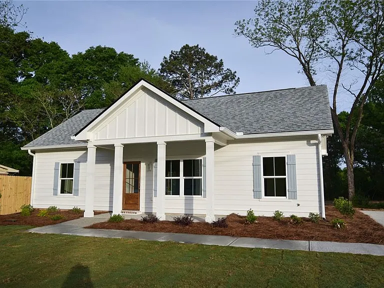 1070 Moreland Dr — Photo 3
