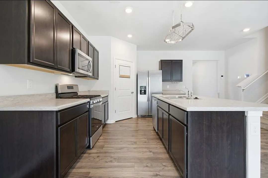 5 bed, 2535 sqft, $3,000 — Photo 3