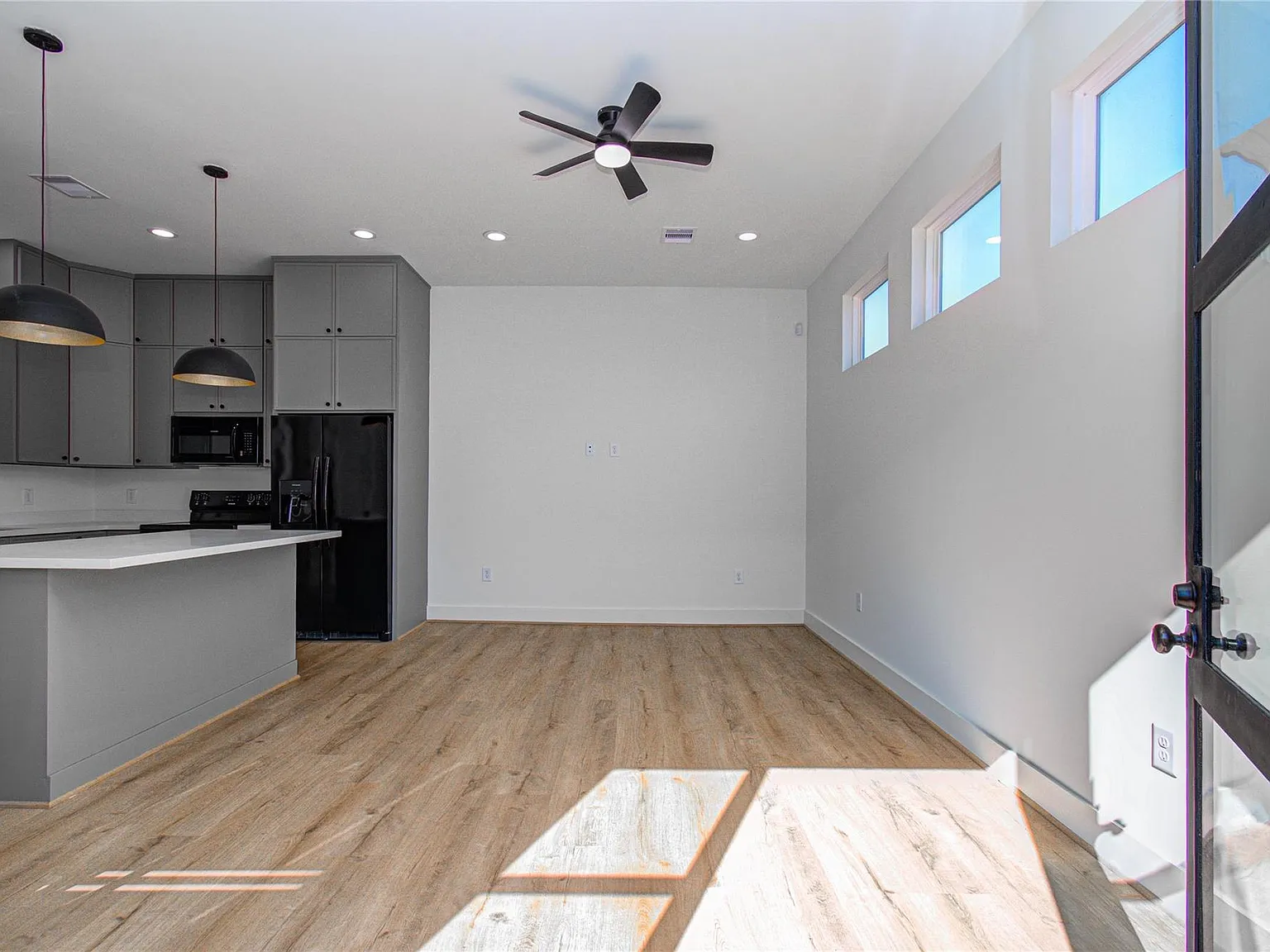 1 bed, 1.5 bath, 800 sqft, $1,600 — Photo 1