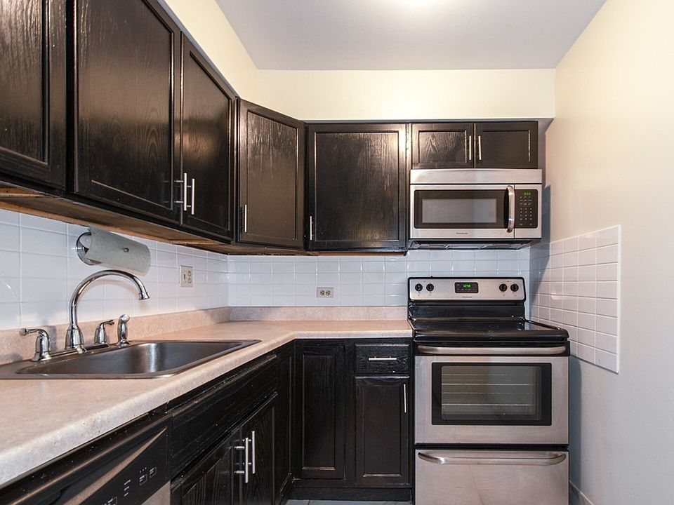 1st image of 3825 N Pine Grove Ave APT 301