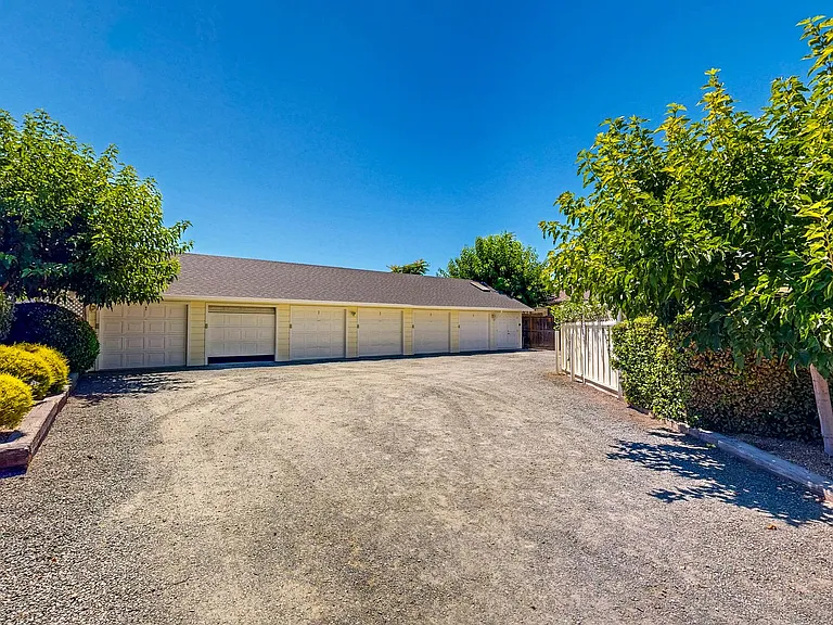 1133 Edwards St — Photo 23