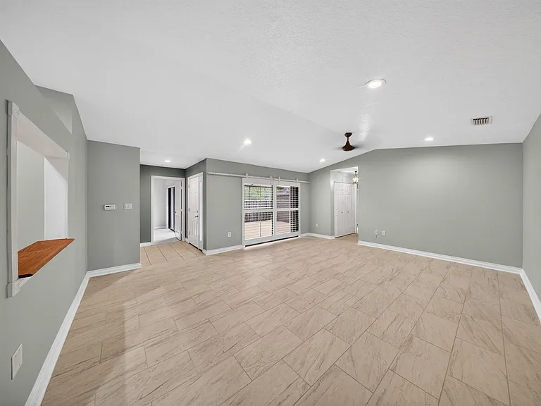 1567 Pheasant Walk #B — Photo 8