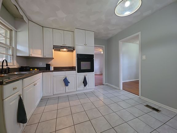 3rd image of 3315 Kavanaugh Dr NW