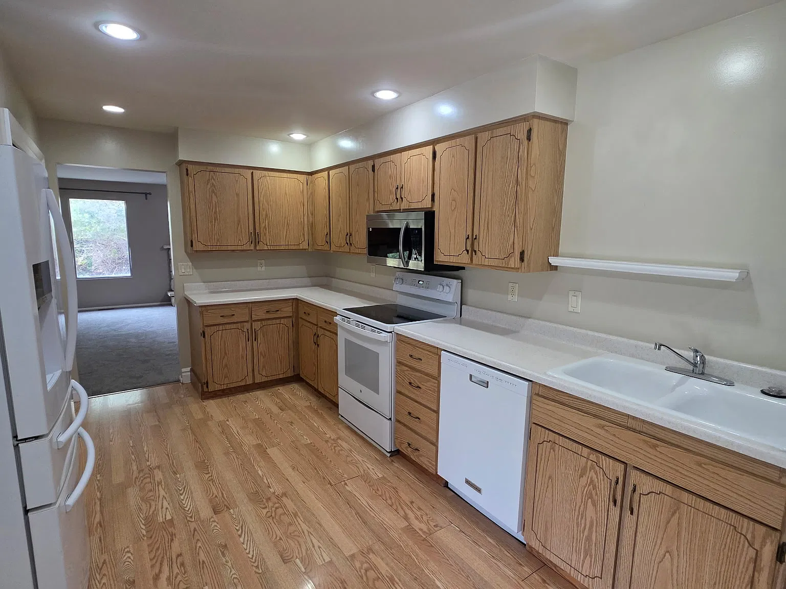 3 bed, 1929 sqft, $2,495 — Photo 4