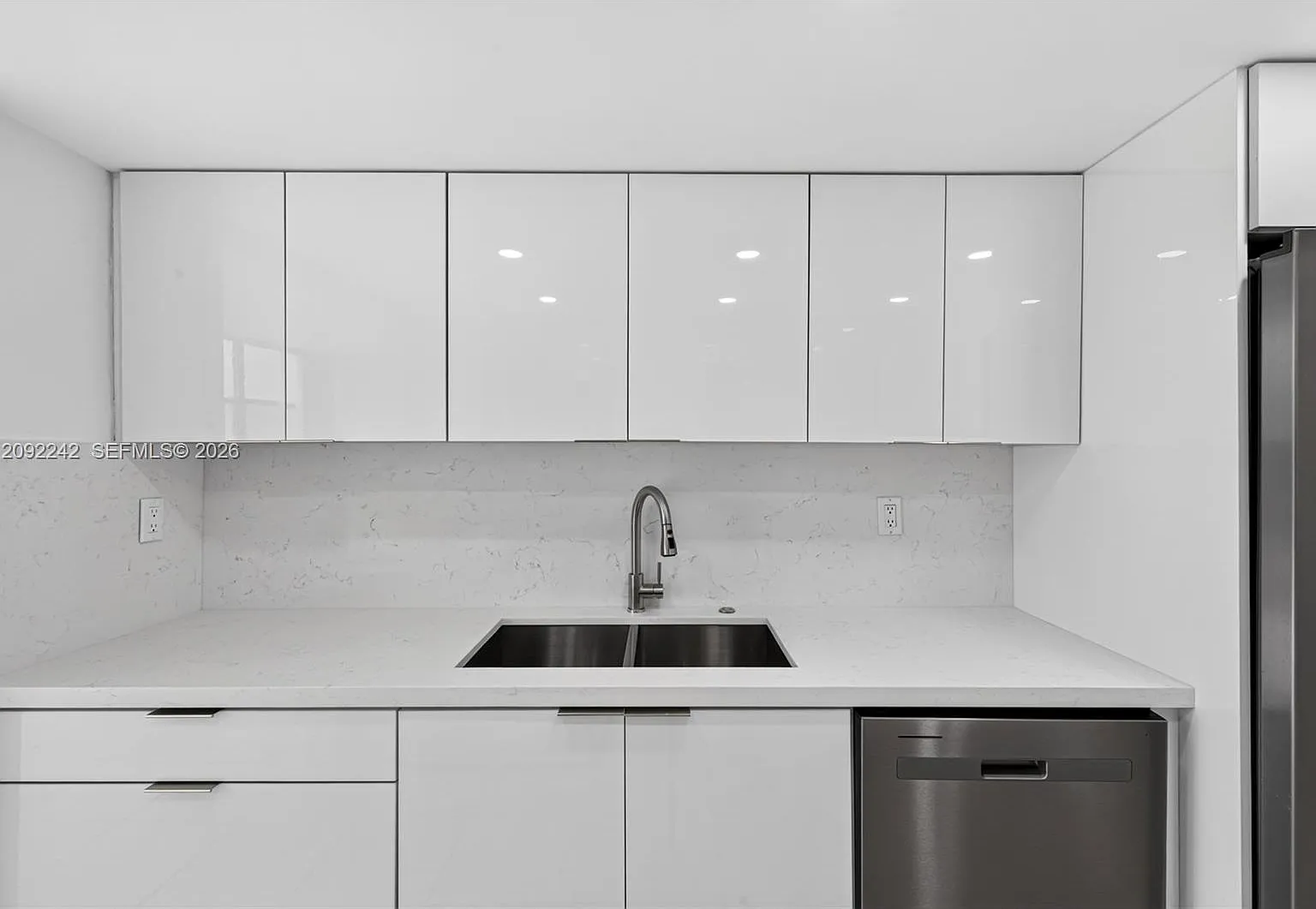 Desoto Park Condo — Photo 4