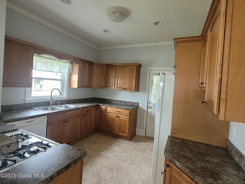 3rd image of 138 Mann Avenue