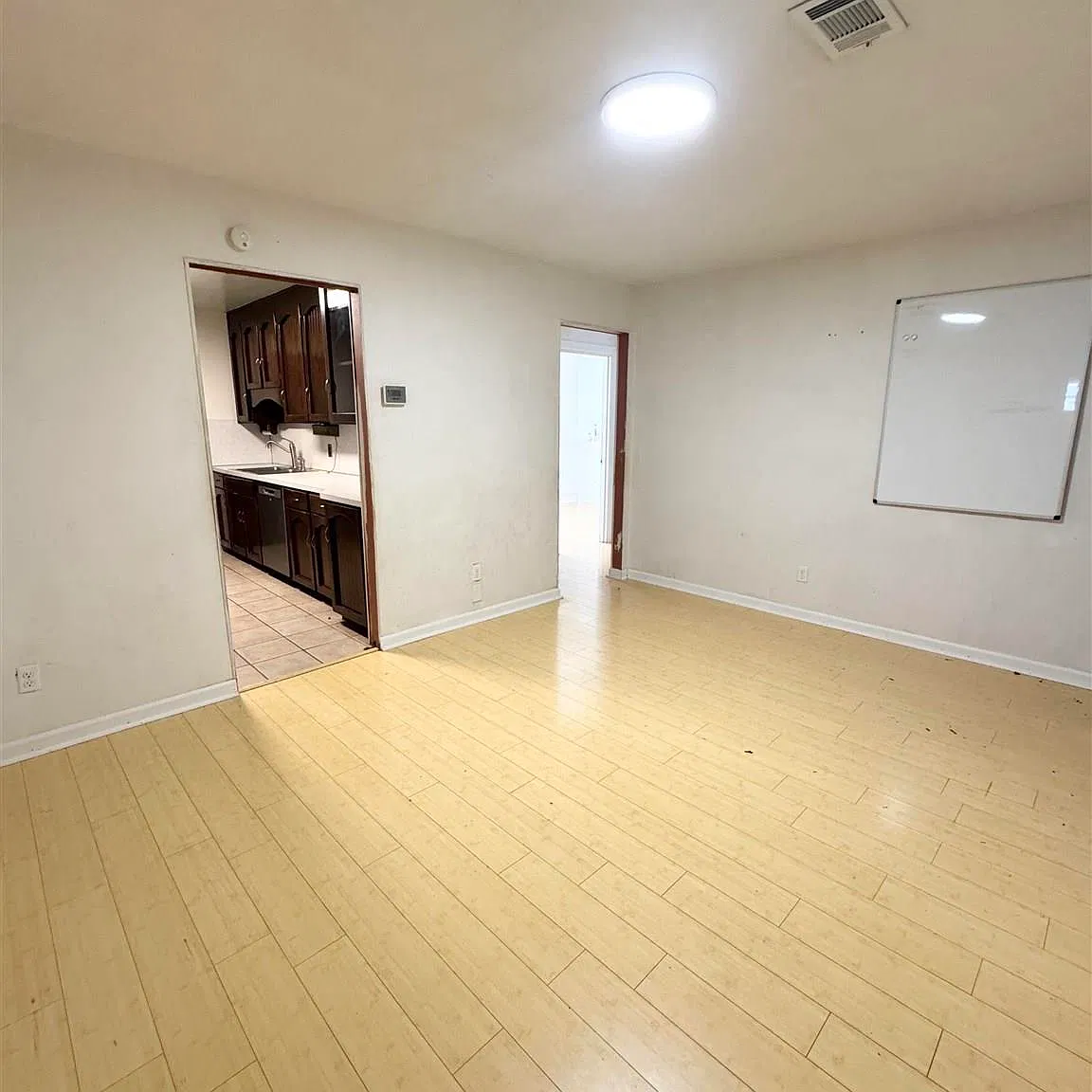 4 bed, 1074 sqft, $1,650 — Photo 4
