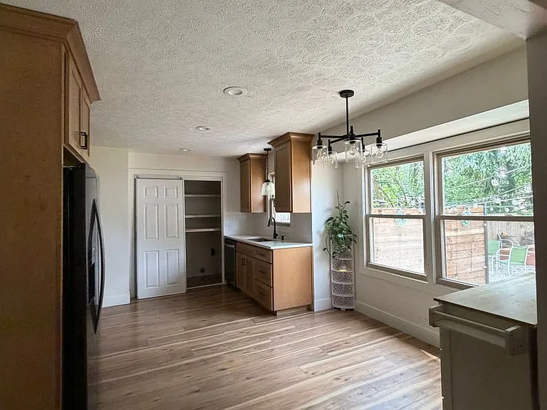 1232 W Berkeley St — Photo 12