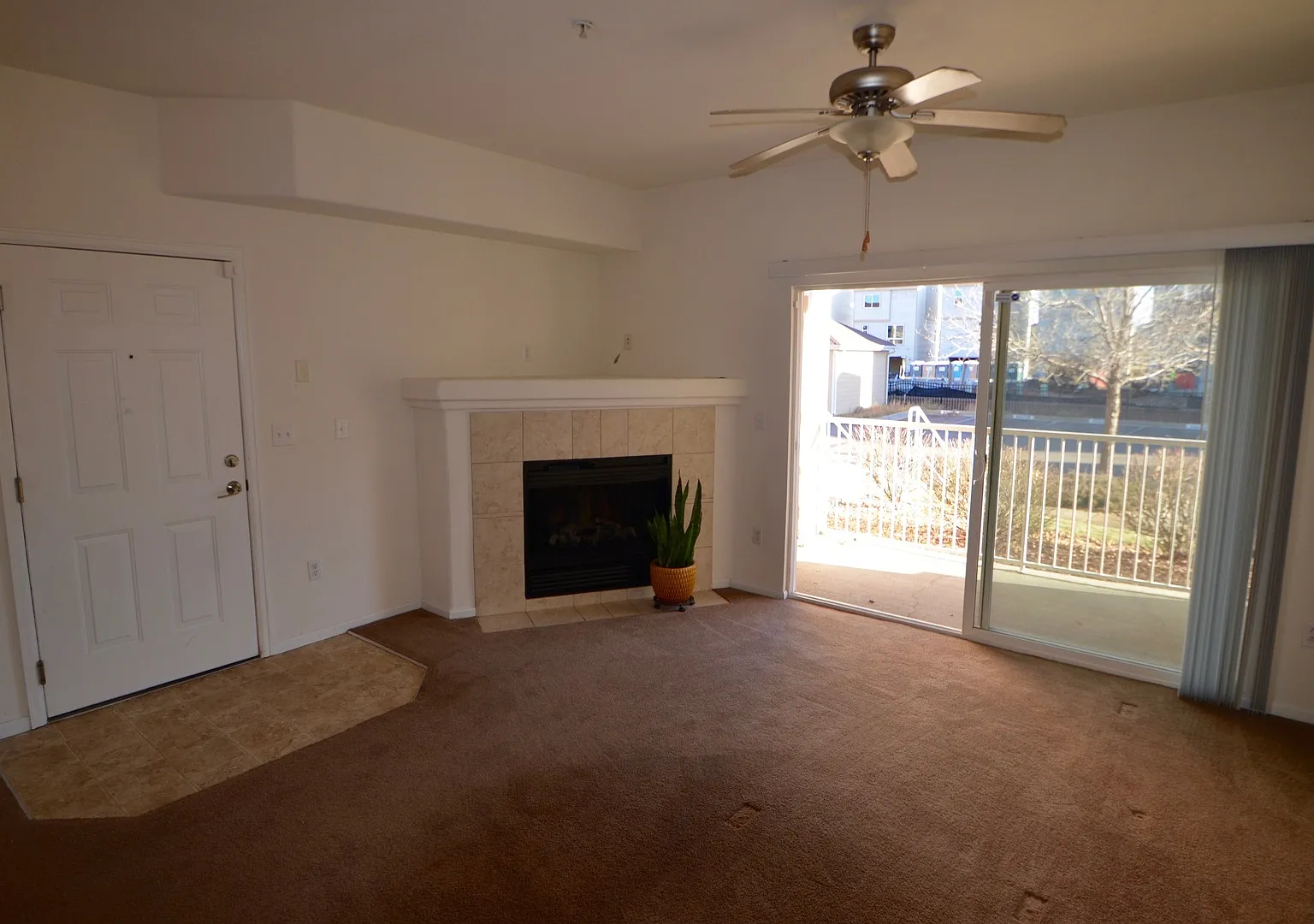 Spacious Pet Friendly 2bd/2ba Condo with Garage! — Photo 3