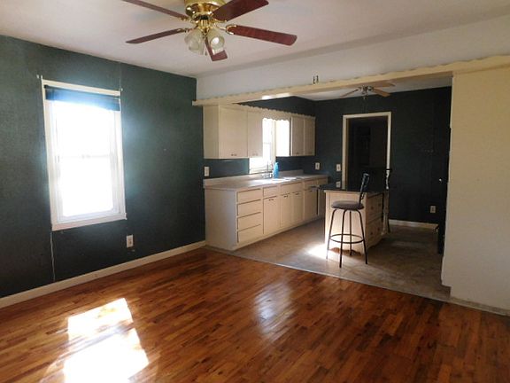 3rd image of 829 E 1st St
