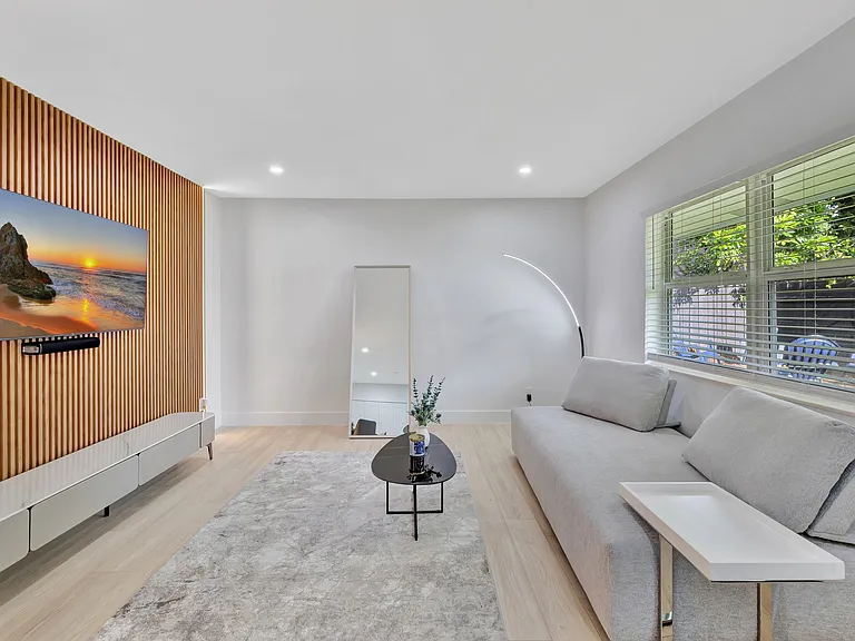 934 NW 4th Ave #4 — Photo 3