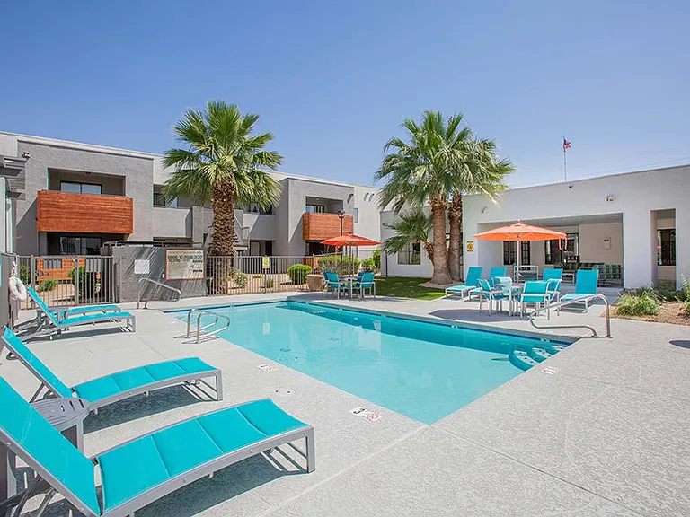 Portola Glendale — Photo 15