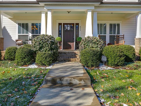 3rd image of 611 Cobert Ln