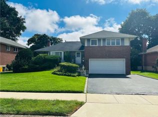 15 Clearland Rd, Syosset, NY 11791