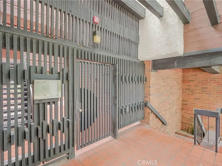 4425 Whitsett Ave — Photo 3