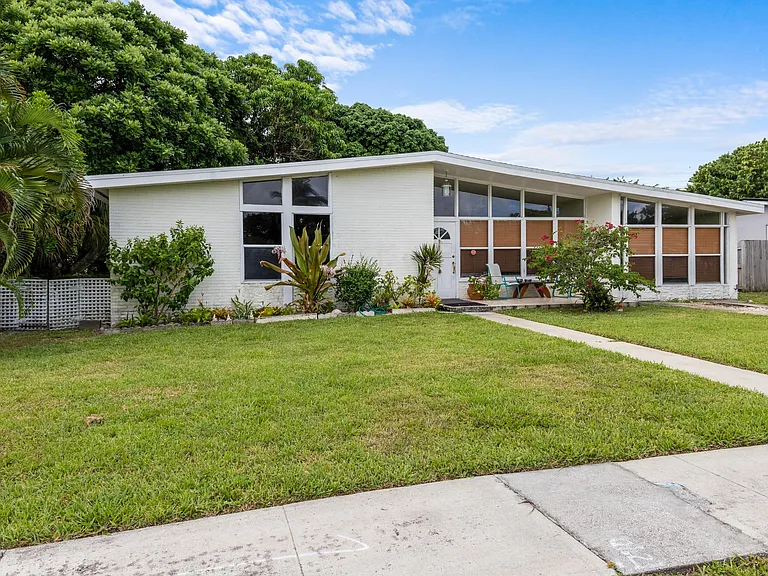642 W Ocean Ave — Photo 1