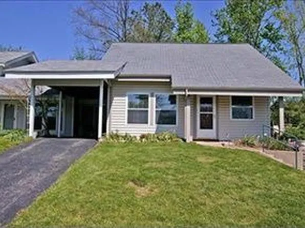 419 Country Downs Dr, Ballwin, MO 63021