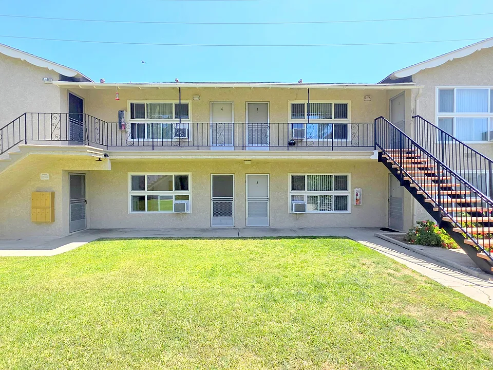 2334 E Santa Fe Ave #4