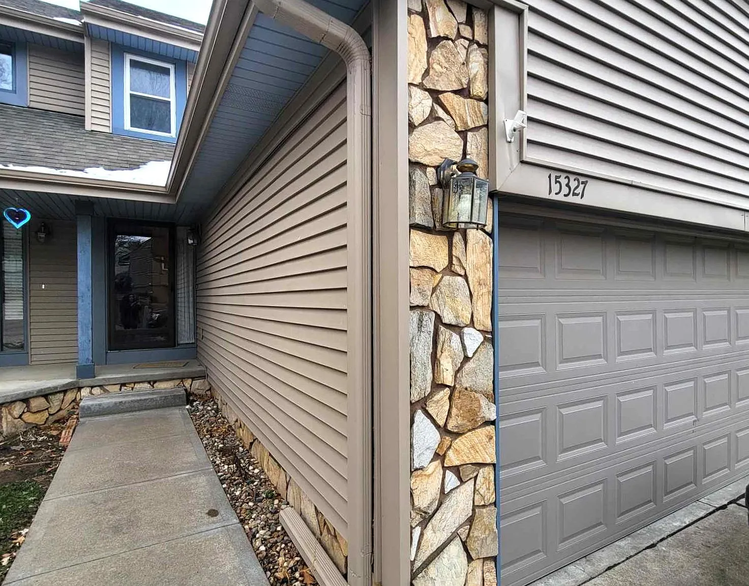 2 bed, 2160 sqft, $2,100 — Photo 1