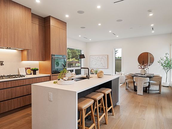 4th image of 948 W 57th Ave