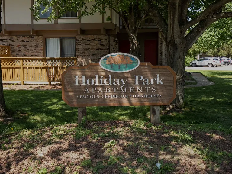 1515 Holiday Dr — Photo 2