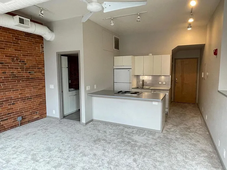 146 S Market St #220 — Photo 3
