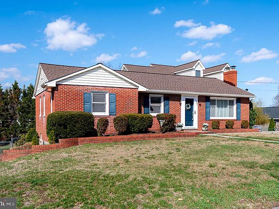 2nd image of 902 Hillcrest Rd