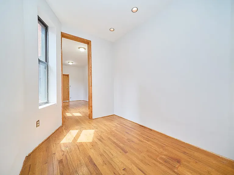 501 1/2 W 43rd St #5E — Photo 2