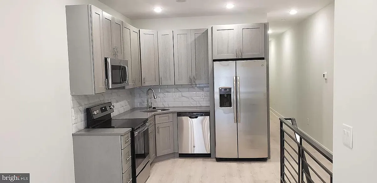 Building Photo - 28 48th St #1