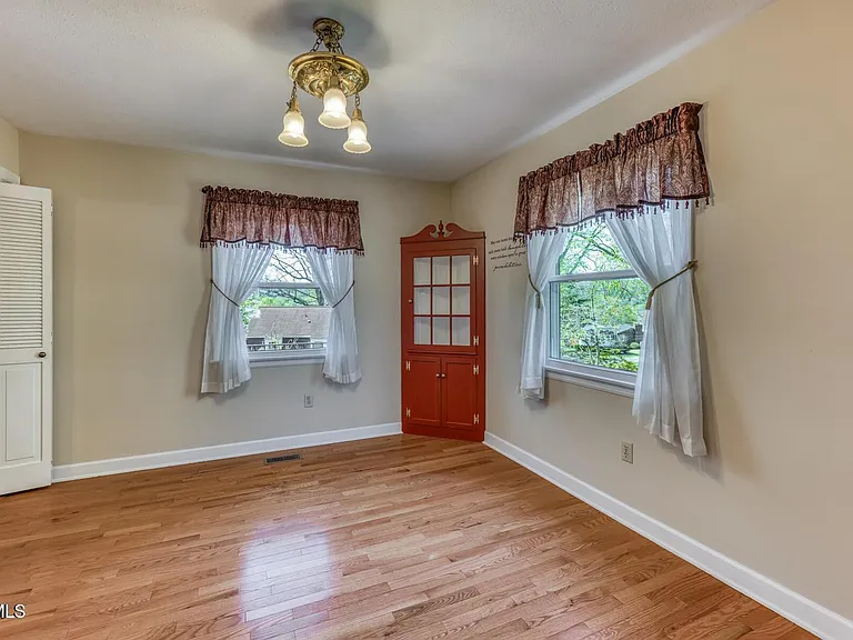 908 Meadow Ln — Photo 11