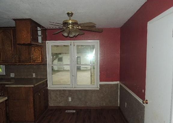 3rd image of 921 SW 52nd St
