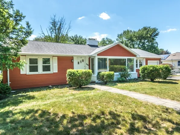 696 Beaver St, Waltham, MA 02452