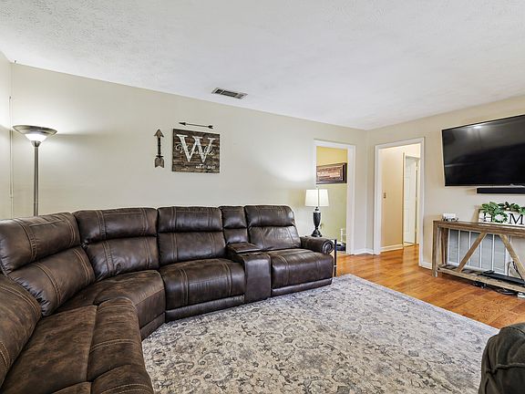 3rd image of 212 Glenrose Ln