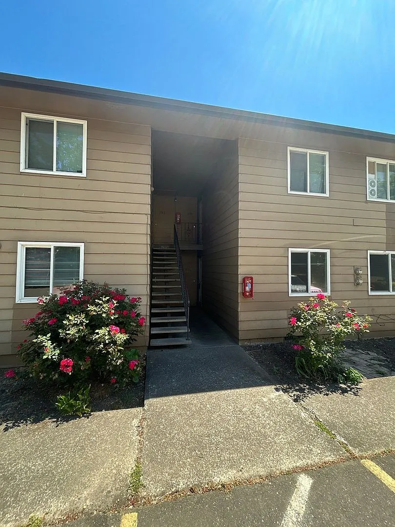 2 bed, 1.0 bath, 868 sqft, $1,195 — Photo 2