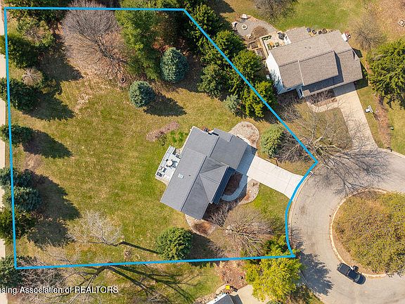 3rd image of 3529 E Hiawatha Dr