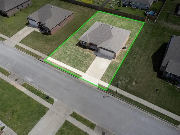 1321 General Marmaduke Dr, Prairie Grove, AR 72753