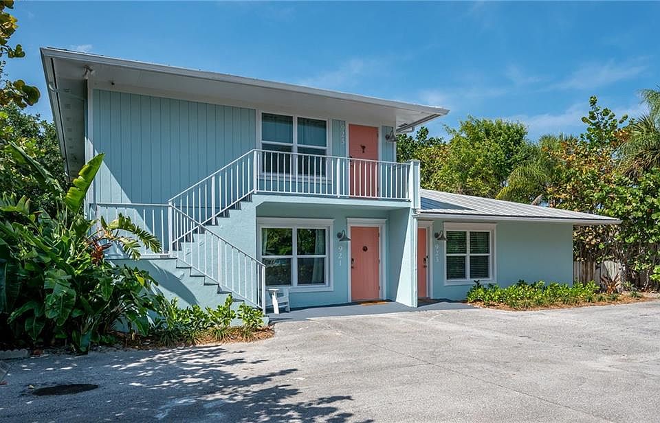 1st image of 925 Coquina Ln