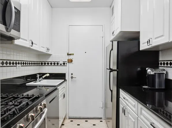 400 East 56th Street image 6 of 8