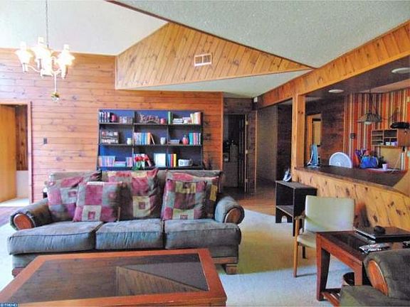 3rd image of 12 Black Walnut Ln