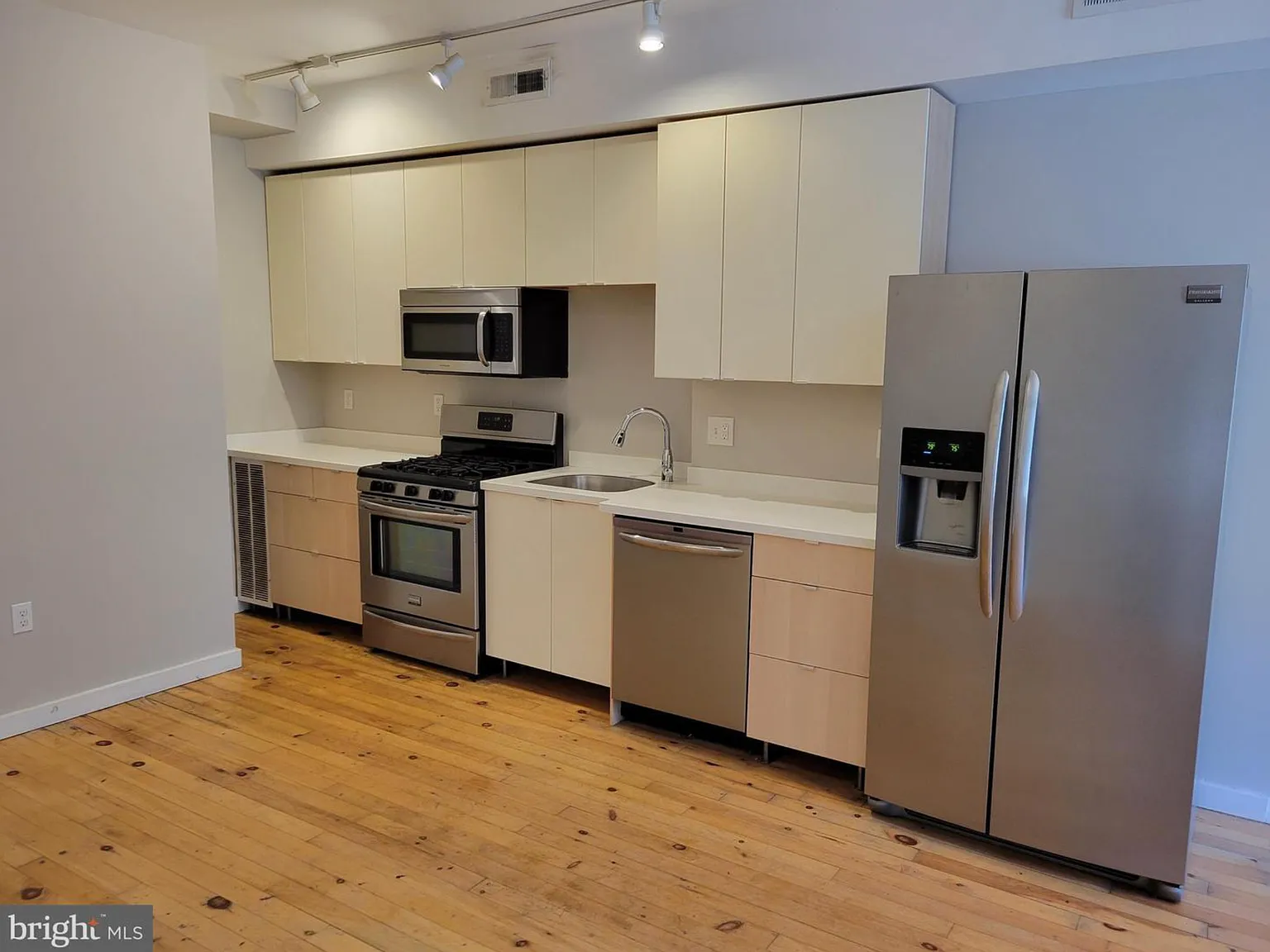 3 bed, 750 sqft, $1,600 — Photo 2