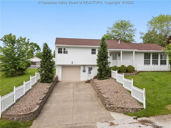 203 Melrose Dr, Hurricane, WV 25526