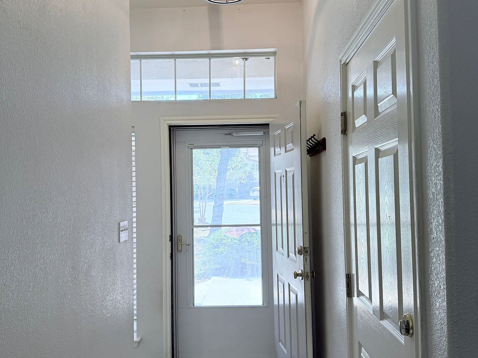 3 bed, 1872 sqft, $2,300 — Photo 4