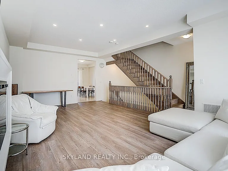459 Dundas St E — Photo 9