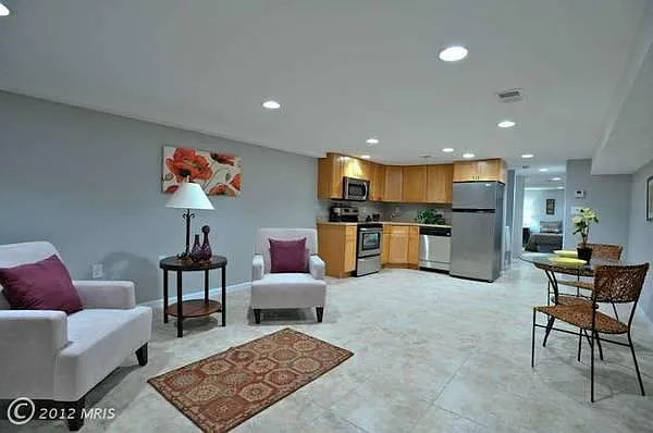 606 Harvard St NW #B — Photo 3