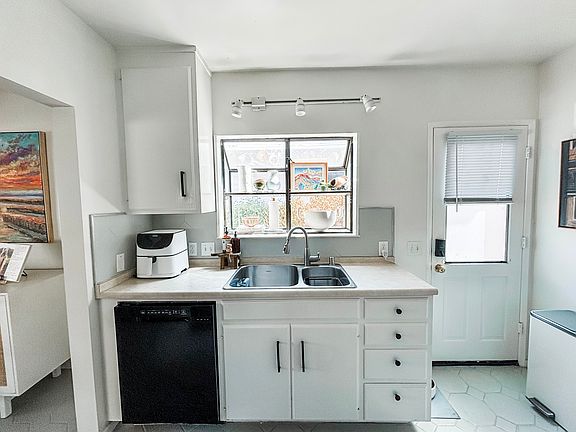 4th image of 164 Quincy Ave