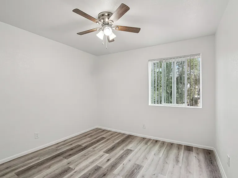 Los Vecinos Apartments — Photo 21