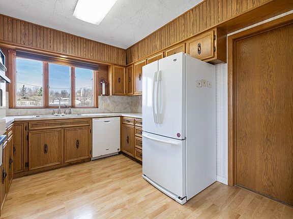 4th image of 202 3rd Ave NW
